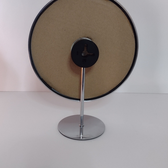 Umbra - Infinity - Floating Photo Display- Chrome - 4x6 In. - Picture 4 of 8